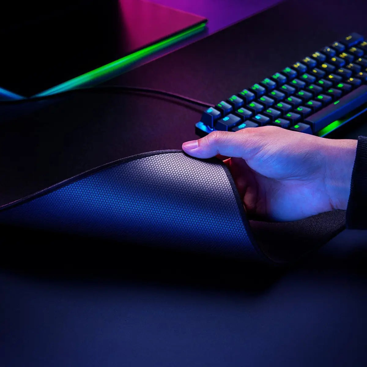 แผ่นรองเมาส์ Razer STRIDER LARGE สีดำ - SpeedCom